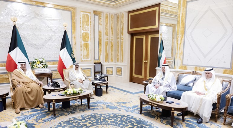 صاحب السمو الأمير الشيخ مشعل الأحمد وسمو ولي العهد الشيخ صباح الخالد وسمو الشيخ أحمد العبدالله رئيس مجلس الوزراء ووزير العدل المستشار ناصر السميط