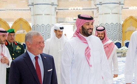 ولي العهد السعودي وملك الأردن وأمير قطر يؤكدون أن استمرار الهجمات الإيرانية الآثمة على دول «التعاون» والأردن تصعيد خطير