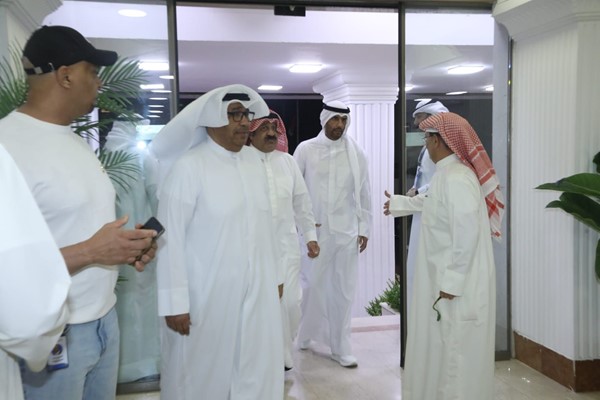  الشيخ أحمد اليوسف وخالد الغانم خلال الوصول لحضور الاجتماع التنسيقي للاتحادات الرياضية  ( محمد هاشم ) 