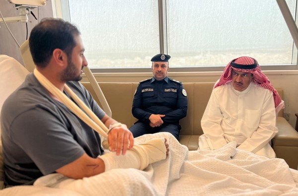 محافظ الجهراء يتفقد أحد منتسبي قوة الإطفاء بعد تعرضه للإصابة أثناء أداء الواجب