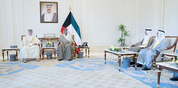 سمو ولي العهد الشيخ صباح الخالد خلال استقبال وزير الخارجية الشيخ جراح الجابر ومساعد وزير الخارجية لشؤون المراسم الوزير المفوض عبد المحسن الزيد ورؤساء البعثات الديبلوماسية الجدد بحضور رئيس ديوان سمو ولي العهد الشيخ ثامر الجابر والسفير منصور العتيبي