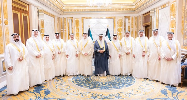 صاحب السمو الأمير الشيخ مشعل الأحمد خلال استقباله وزير الخارجية الشيخ جراح الجابر ومساعد وزير الخارجية لشؤون المراسم الوزير المفوض عبدالمحسن الزيد ورؤساء البعثات الديبلوماسية الكويتية الجدد