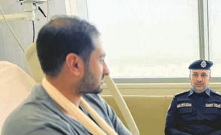 محافظ الجهراء يزور أحد منتسبي قوة الإطفاء بعد تعرضه للإصابة أثناء أداء الواجب