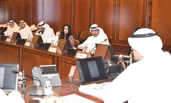 محافظ الاحمدي ورئيس لجنة مبادرات التنمية الحضرية الخضراء الشيخ حمود جابر الاحمد الصباح يترأس اجتماعا للجنة