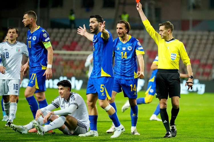لحظة طرد لاعب إيطاليا اليساندرو باستوني التي غيرت مجرى المباراة لصالح البوسنة والهرسك