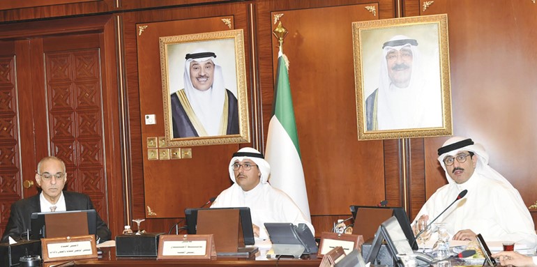 محافظ الأحمدي الشيخ حمود جابر الأحمد مترئسا اجتماع لجنة مبادرات التنمية الحضرية الخضراء بحضور الأمين العام للمجلس الوطني للثقافة والفنون والآداب ونائب رئيس اللجنة د. محمد الجسار