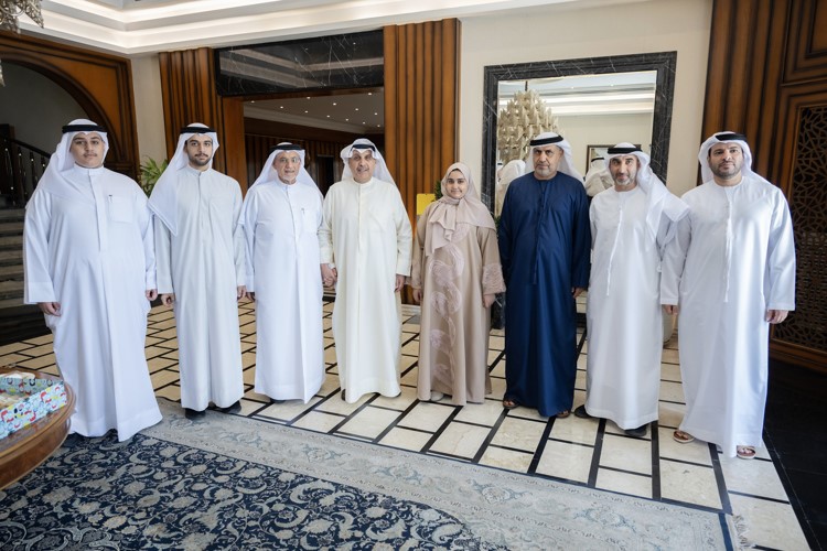 وزير شؤون الديوان الأميري الشيخ حمد جابر العلي خلال استقبال سفير دولة الإمارات العربية المتحدة لدى البلاد د. مطر النيادي والمواطن الإماراتي عادل أحمد الحمادي