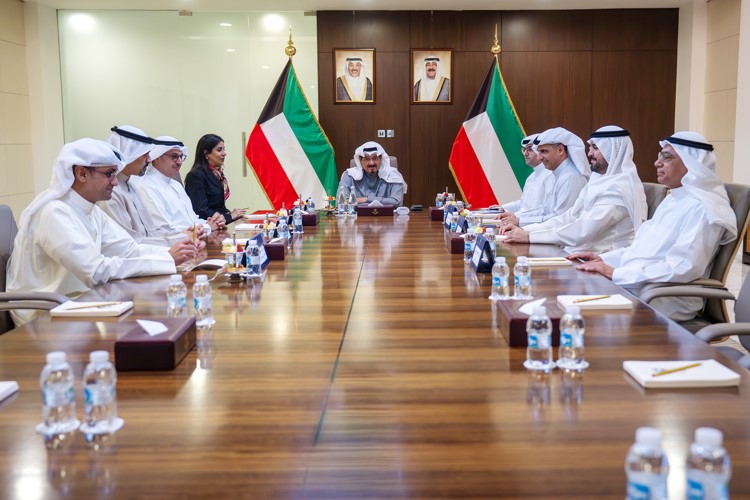 رئيس الوزراء سمو الشيخ أحمد العبداللهمترئسا الاجتماع بحضور وزيرة الأشغال العامة د.نورةالمشعان ووزير الدولة لشؤون البلدية ووزير الدولة لشؤون الإسكان عبداللطيف المشاري ووزير الكهرباء والماء والطاقة المتجددة د.صبيحالمخيزيم ووزير الدولة للشؤون الاقتصادية والاستثمار عبدالعزيز المرزوق ومدير عام هيئة تشجيع الاستثمار المباشر الشيخ د.مشعل الجابر ورئيس ديوان رئيس مجلس الوزراء بالإنابة الشيخ خالد محمد الخالد والعضو المنتدب للهيئة العامة للاستثمار الشيخ سعود سالم العبدالعزيز ورئيس مجلس إدارة الشركة الكويتية للتخزين حازمالعيسى