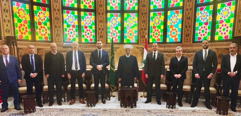 مفتي لبنان الشيخ عبد اللطيف دريان مستقبلا النائب تيمور جنبلاط على رأس وفد في دار الفتوى (محمود الطويل)