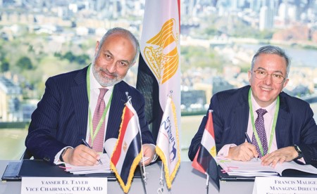 ياسر الطيب وفرانسيس ماليج خلال توقيع الاتفاقية