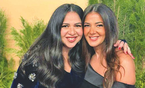 دنيا وإيمي سمير غانم في مسرحية جديدة