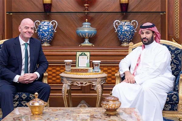ولي العهد السعودي يستعرض مع إنفانتينو سبل تعزيز التعاون مع «فيفا» وتطويره