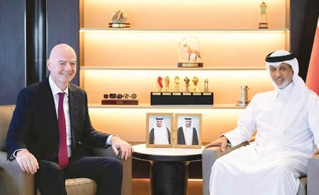 وزير الرياضة القطري استقبل رئيس «فيفا»