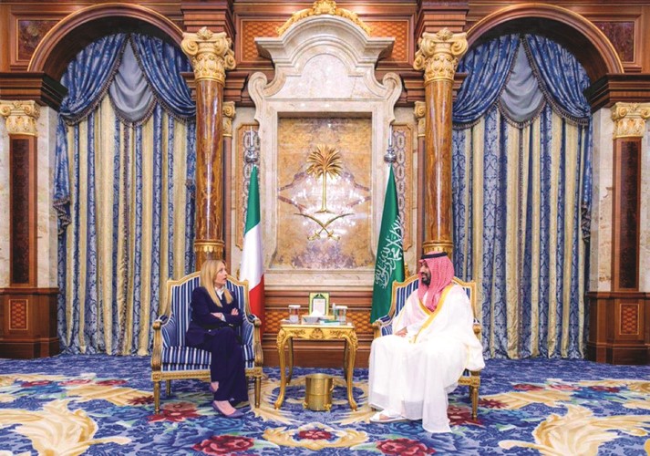 صاحب السمو الملكي الأمير محمد بن سلمان ولي العهد رئيس مجلس الوزراء السعودي يجري مباحثات مع رئيسة وزراء إيطاليا جورجيا ميلوني(أ.ف.پ)