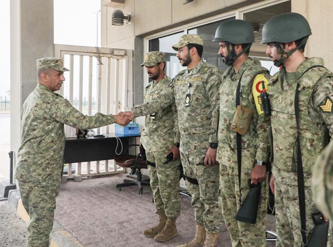 المعاون للشؤون المالية وإدارة الموارد في الحرس الوطني اللواء رياض محمد طواري مصافحا عددا من منتسبي الحرس