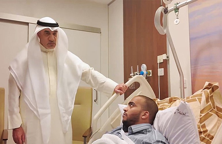 الشيخ فهد اليوسف خلال الاطمئنان على حالة أحد المصابين