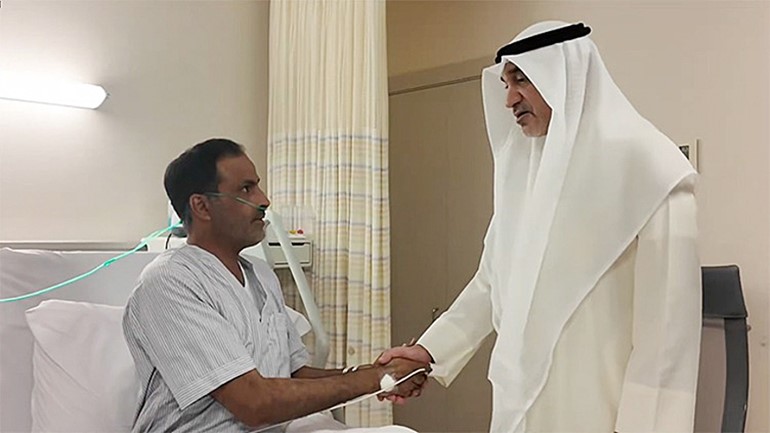 الشيخ فهد اليوسف يطمئن على حالة أحد منتسبي الداخلية ممن تعرضوا للإصابة جراء العدوان الإيراني