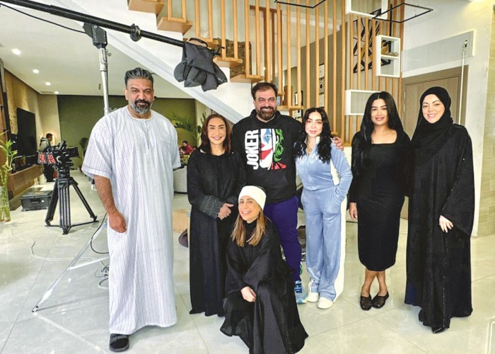  ومع فريق دراما كوين