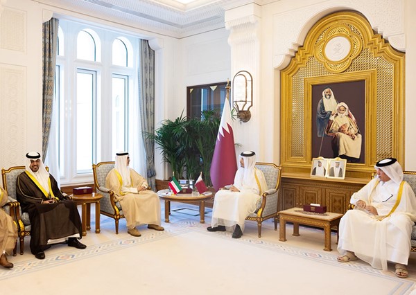 رئيس مجلس الوزراء وزير خارجية قطر الشيخ محمد بن عبدالرحمن آل ثاني خلال استقباله وزير الخارجية الشيخ جراح الجابر