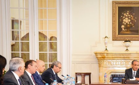 عبدالعاطي مستقبلاً وفد غرفة التجارة الأميركية: الاقتصاد المصري صلب وقادر على الصمود أمام تداعيات الأزمات الإقليمية والدولية