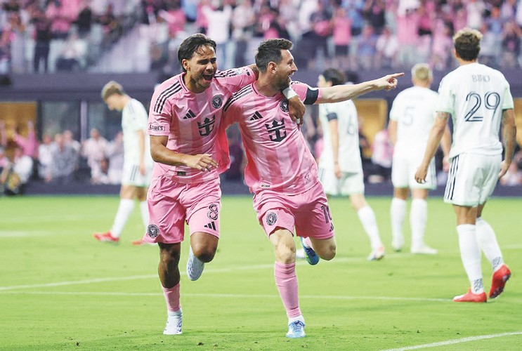 ليونيل ميسي يحتفل مع زميله تيلاسكو سيغوفيا بهدف التعادل لميامي