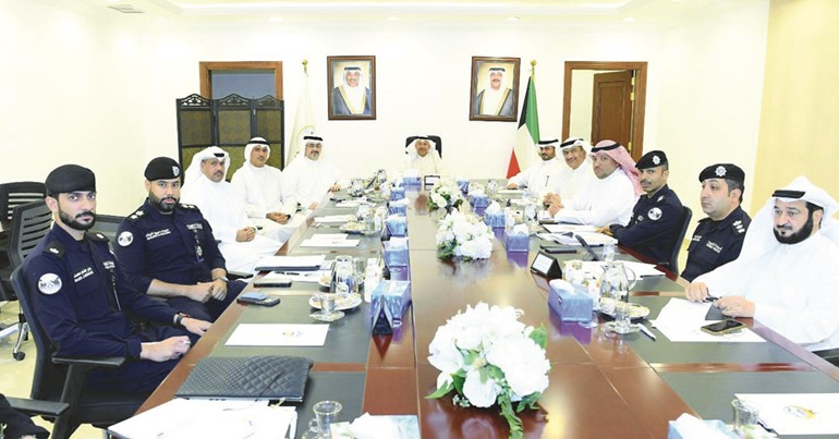 محافظ الفروانية الشيخ عذبي الناصر ومحافظ العاصمة الشيخ عبدالله سالم العلي ومحافظ مبارك الكبير ومحافظ حولي بالتكليف الشيخ صباح بدر صباح السالم ومحافظ الأحمدي الشيخ حمود جابر الأحمد ومحافظ الجهراء حمد الحبشي ومدير الإدارة العامة لشؤون المحافظات الشيخ ناصر محمد الجراح والأمين العام للمجلس الأعلى للتخطيط والتنمية م.أحمد الجناحي ومساعد مدير الإدارة العامة لشؤون المحافظات العقيد يوسف الخريف ومدير إدارة الارتباط والدعم المقدم خليفة اليتامى ومساعد مدير إدارة الارتباط والدعم الرائد بدر الفرج خلال الاجتماع