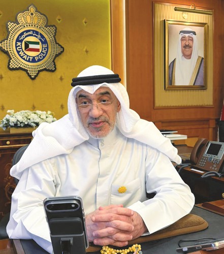 النائب الأول لرئيس مجلس الوزراء ووزير الداخلية الشيخ فهد اليوسف
خلال دعمه الحملة الوطنية زهرة العرفج