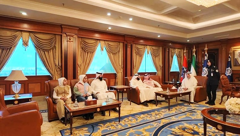 النائب الأول لرئيس مجلس الوزراء ووزير الداخلية الشيخ فهد اليوسف مع أسرتي وذوي شهيدي الواجب