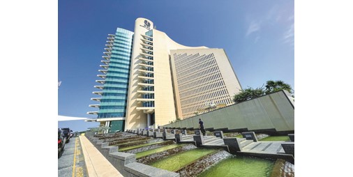 العدوان الإيراني يتصاعد.. اعتداء آثم على عدد من المرافق النفطية ومجمع الوزارات ومحطتين للقوى الكهربائية وتقطير المياه