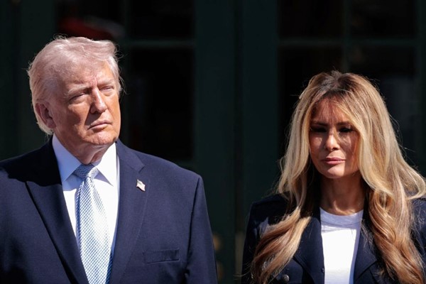   الرئيس الأميركي دونالد ترامب وقرينته ميلانيا خلال احتفال بمناسبة عيد الفصح بالبيت الأبيض (أ.ف.پ) 
