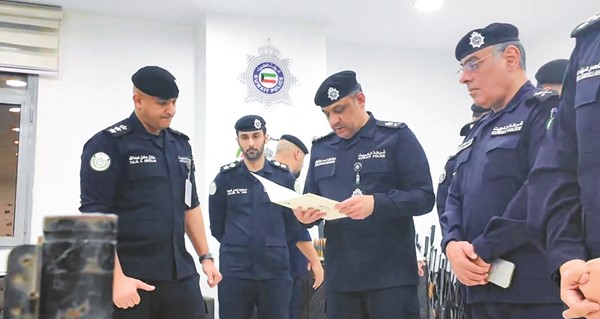 اللواء عبدالوهاب الوهيب يطلع على أحد الملفات خلال جولته على عدد من المخافر وإلى جواره رئيس قطاع شؤون الأمن العام اللواء حمد المنيفي