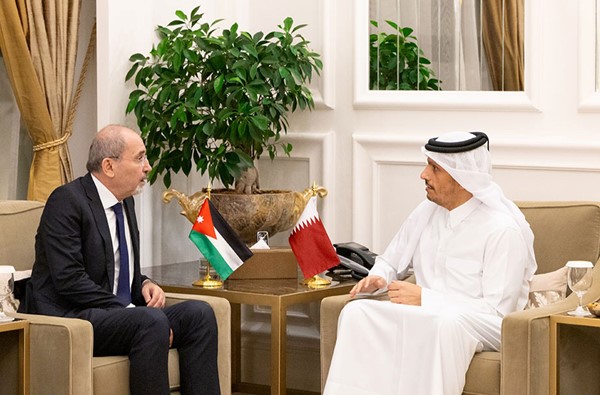 رئيس الوزراء وزير الخارجية القطري يبحث مع وزير الخارجية الأردني تطورات التصعيد العسكري في المنطقة