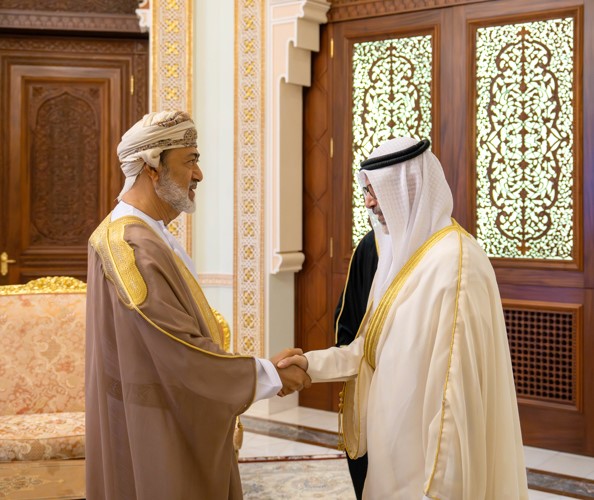 جلالة السلطان هيثم بن طارق سلطان عمان خلال استقباله وزير الخارجية الشيخ جراح الجابر