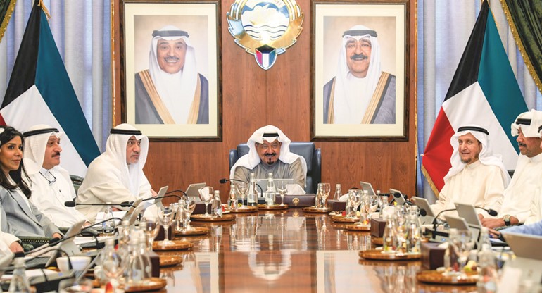 سمو الشيخ أحمد العبدالله رئيس مجلس الوزراء مترئسا الاجتماع بحضور النائب الأول لرئيس مجلس الوزراء ووزير الداخلية الشيخ فهد اليوسف وشريدة المعوشرجي والشيخ عبدالله العلي ود.أحمد العوضي ود.نورة المشعان
