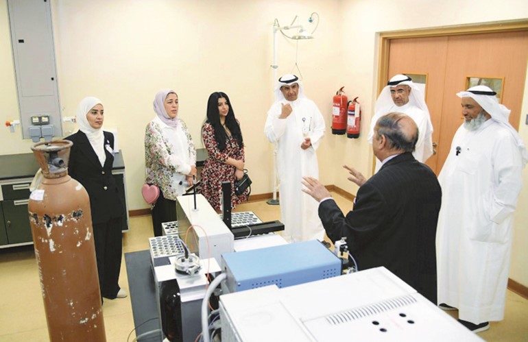 مدير عام الهيئة العامة للتعليم التطبيقي والتدريب د.حسن الفجام والمدير العام بالتكليف للهيئة العامة للبيئة نوف بهبهاني يطلعان خلال الجولة على عدد من المختبرات المتخصصة في قياس مستويات التلوث في الهواء والماء