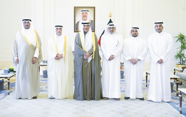 سمو ولي العهد الشيخ صباح الخالد والنائب الأول لرئيس مجلس الوزراء ووزير الداخلية الشيخ فهد اليوسف ووزير الدفاع الشيخ عبدالله العلي خلال استقبال أسرة شهيد الواجب الرائد فهد عبدالعزيز المجمد