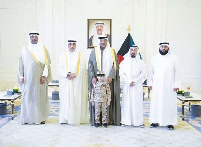 سمو ولي العهد الشيخ صباح الخالد والنائب الأول لرئيس مجلس الوزراء ووزير الداخلية الشيخ فهد اليوسف ووزير الدفاع الشيخ عبدالله العلي مع ذوي أسرة شهيد الواجب الرقيب وليد مجيد سليمان