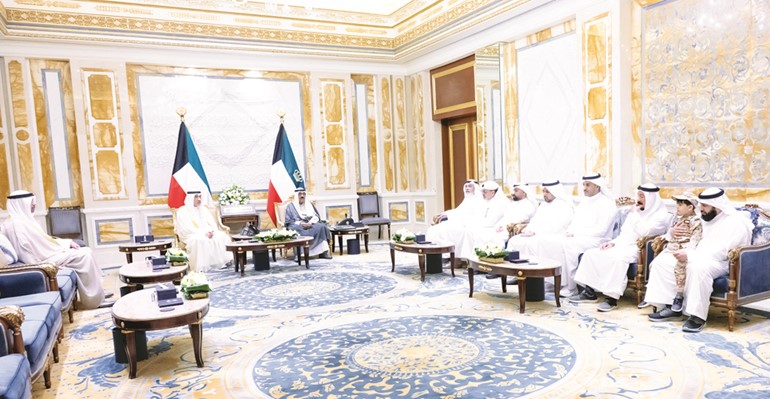 صاحب السمو الأمير الشيخ مشعل الأحمد خلال استقباله النائب الأول لرئيس مجلس الوزراء ووزير الداخلية الشيخ فهد اليوسف ووزير الدفاع الشيخ عبدالله العلي وأسر شهداء الواجب