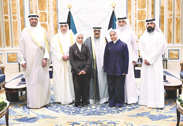 صاحب السمو الأمير الشيخ مشعل الأحمد والنائب الأول لرئيس مجلس الوزراء ووزير الداخلية الشيخ فهد اليوسف ووزير الدفاع الشيخ عبدالله العلي
مع أسرة شهيد الواجب الرقيب عبدالعزيز عبدالمحسن