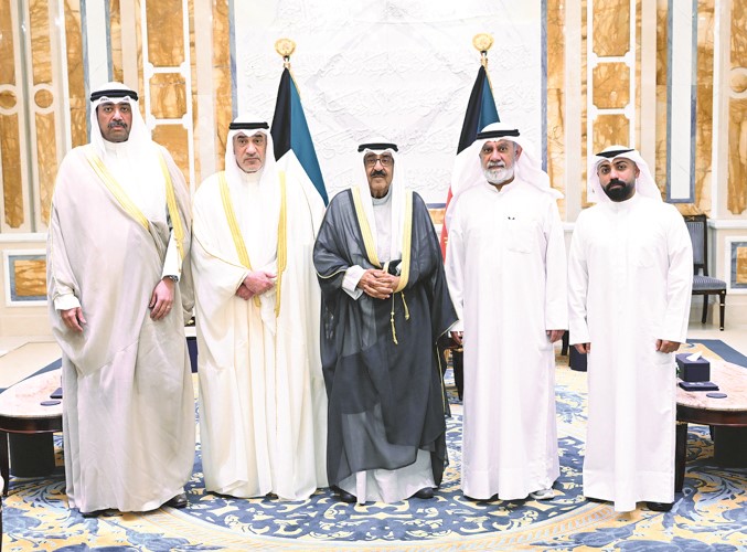 صاحب السمو الأمير الشيخ مشعل الأحمد والنائب الأول لرئيس مجلس الوزراء ووزير الداخلية
الشيخ فهد اليوسف ووزير الدفاع الشيخ عبدالله العلي مع ذوي شهيد الواجب المقدم ركن عبدالله عماد الشراح