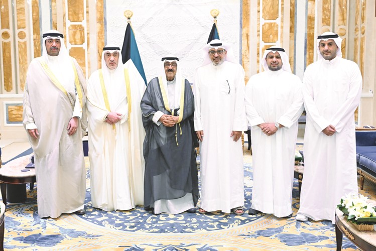 صاحب السمو الأمير الشيخ مشعل الأحمد والشيخ فهد اليوسف والشيخ عبدالله العلي خلال استقبال أسرة شهيد الواجب الرائد فهد عبدالعزيز المجمد