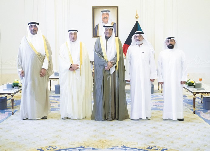 سمو ولي العهد الشيخ صباح الخالد والشيخ فهد اليوسف والشيخ عبدالله العلي مع ذوي شهيد الواجب المقدم ركن عبدالله عماد الشراح