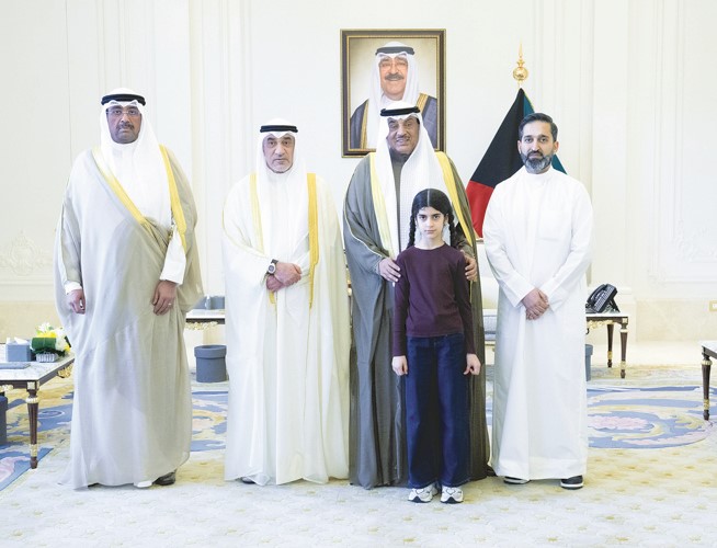 سمو ولي العهد الشيخ صباح الخالد خلال استقباله النائب الأول لرئيس مجلس الوزراء ووزير الداخلية
الشيخ فهد اليوسف ووزير الدفاع الشيخ عبدالله العلي وأسرة الشهيدة الطفلة الإيرانية إلنا عبدالله حسين