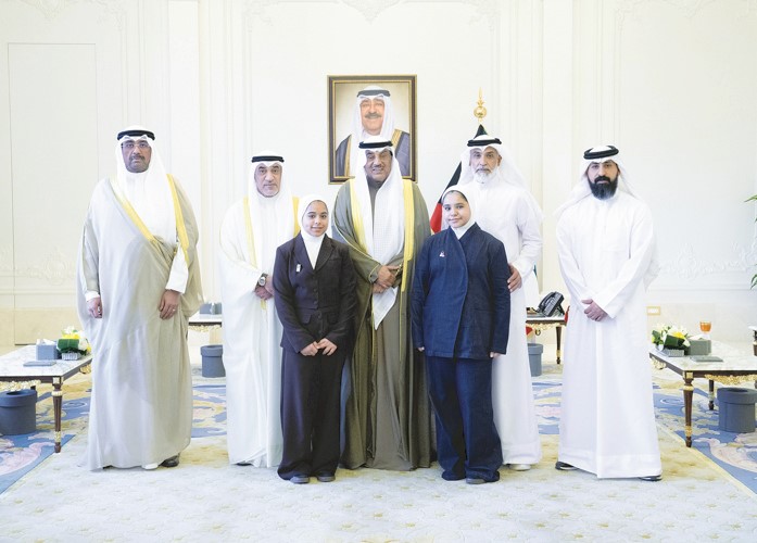 سمو ولي العهد الشيخ صباح الخالد خلال استقباله النائب الأول لرئيس مجلس الوزراء ووزير الداخلية الشيخ فهد اليوسف ووزير الدفاع الشيخ عبدالله العلي مع أسرة شهيد الواجب الرقيب عبدالعزيز عبدالمحسن