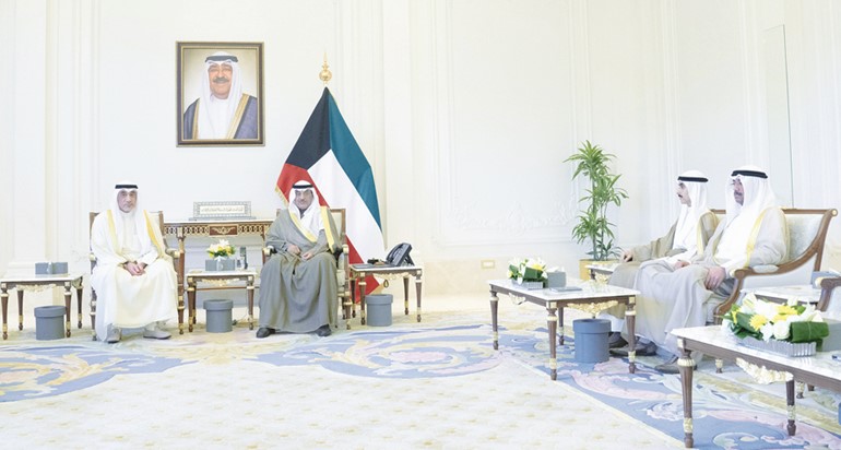 سمو ولي العهد الشيخ صباح الخالد والنائب الأول لرئيس مجلس الوزراء ووزير الــداخليـة الشيخ فهد اليوسف ورئيس ديوان سمو ولي العهد الشيخ ثامر الجابر ووزير الدفاع الشيخ عبدالله العلي