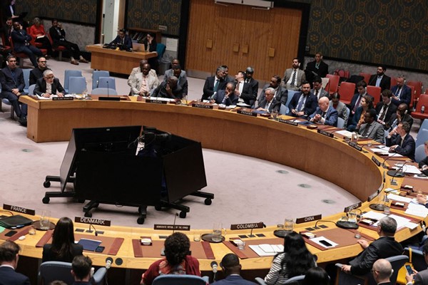 بريطانيا: إيران تتخذ الاقتصاد العالمي رهينة بمنعها حق المرور العابر