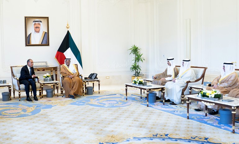سمو ولي العهد الشيخ صباح الخالد خلال استقباله وزير الخارجية والتعاون الدولي والمصريين بالخارج د.بدر عبدالعاطي بحضور رئيس ديوان سمو ولي العهد الشيخ ثامر الجابر ووزير الخارجية الشيخ جراح الجابر والسفير منصور العتيبي
