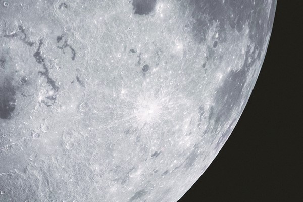 صورة وزعتها ناسا تظهر سطح القمر وومضات ضوئية كما شاهدها رواد المركبة (أ.ف.پ)