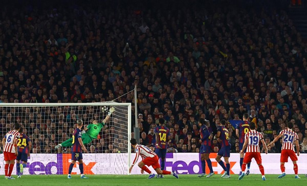 أتلتيكو مدريد يعود من معقل برشلونة بفوز ثمين ويضع قدما في نصف نهائي دوري أبطال أوروبا