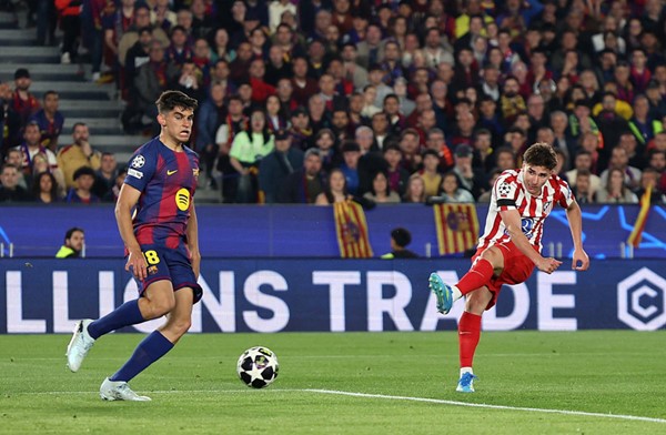 أتلتيكو مدريد يعود من معقل برشلونة بفوز ثمين ويضع قدما في نصف نهائي دوري أبطال أوروبا